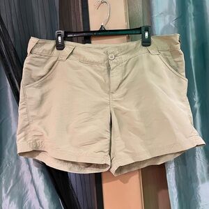 Columbia Tan Cargo Shorts Lightweight Versatile